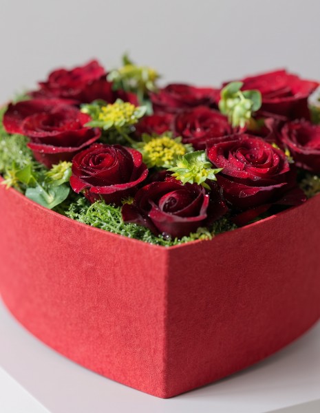 PORPORA FLOWER BOX M - Cuore rosso con rose rosse Explorer e verdi decorativi
