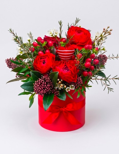 Flower box invernale con fiori rossi