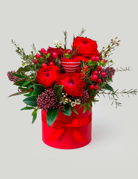 FIAMMA FLOWER BOX Invernale con ranuncoli rossi, iperico, wax flower e skimmia