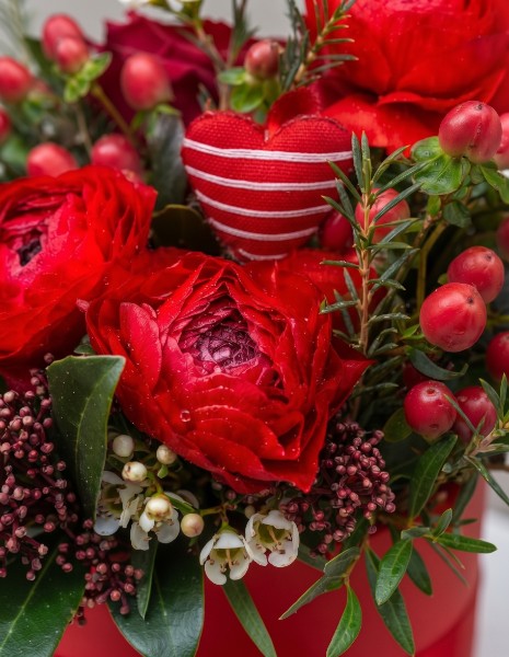 FIAMMA FLOWER BOX S - Invernale con ranuncoli rossi, iperico, wax flower e skimmia