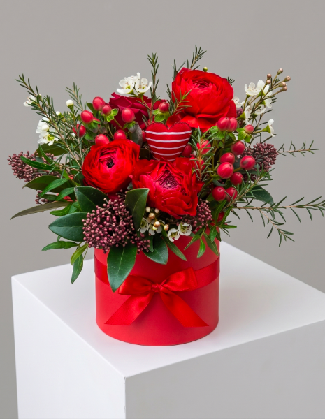 FIAMMA FLOWER BOX S - Invernale con ranuncoli rossi, iperico, wax flower e skimmia