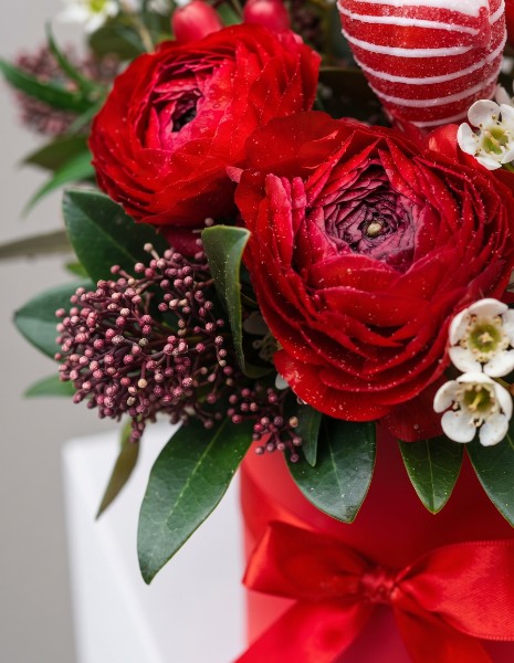 FIAMMA FLOWER BOX S - Invernale con ranuncoli rossi, iperico, wax flower e skimmia