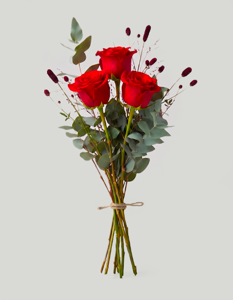 BOUQUET ARI Tre rose rosse con elementi naturali e verde stagionale