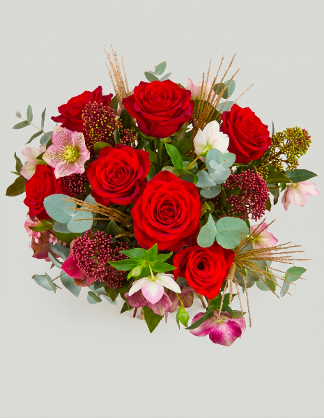 BOUQUET EULALIA Rose rosse con skimmia, elleboro, graminacee ed eucalipto