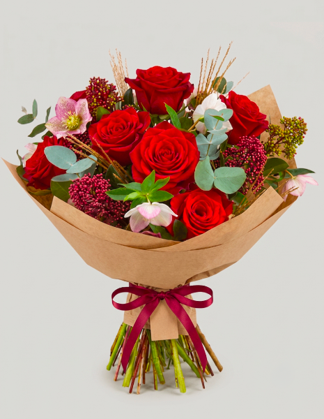 BOUQUET EULALIA Rose rosse con skimmia, elleboro, graminacee ed eucalipto