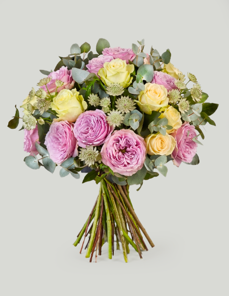 BOUQUET EURIDICE Rose bianche e rose peony lilla con astrantia ed eucalipto