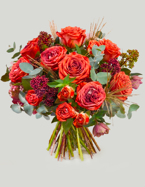 BOUQUET PRASSEDE Rose bronzo screziate e rosa antico, skimmia bordeaux, elleboro e graminacee