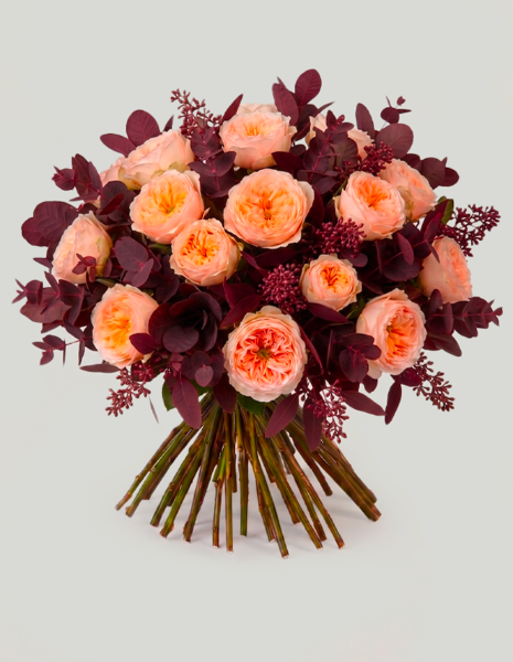 BOUQUET PERPETUA Rose inglesi color pesca con eucalipto bordeaux e bacche