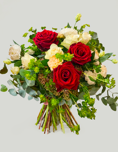 BOUQUET EUFEMIA Rose rosse e roselline crema con bupleurum ed eucalipto