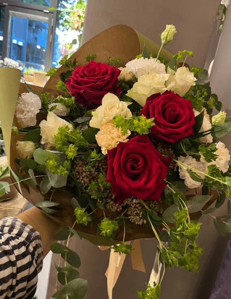 	 BOUQUET EUFEMIA Rose rosse e roselline crema con bupleurum ed eucalipto