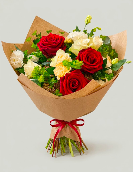 	 BOUQUET EUFEMIA Rose rosse e roselline crema con bupleurum ed eucalipto