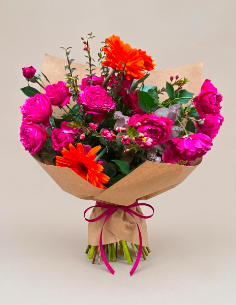 BOUQUET ADELAIDE Roselline ramificate fucsia, gerbere arancio e wax flower