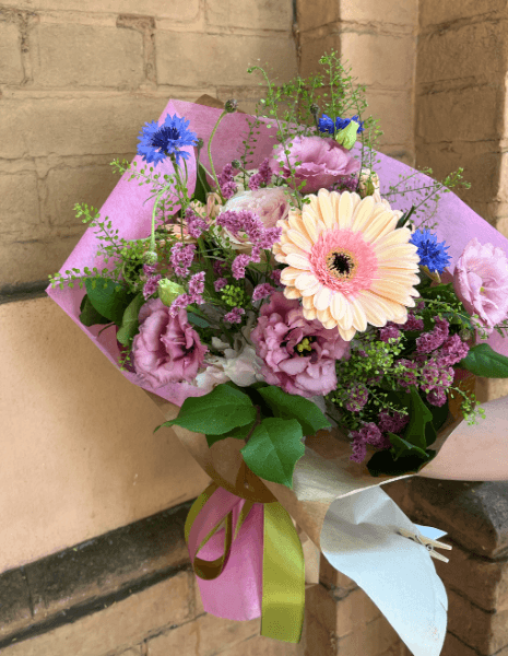 BOUQUET AGATA Lisianthus rosa intenso, gerbere rosa chiaro, fiordalisi lilla, limonium