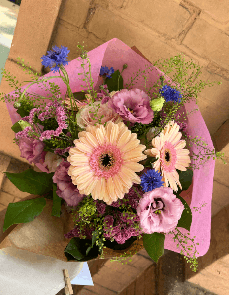 BOUQUET AGATA Lisianthus rosa intenso, gerbere rosa chiaro, fiordalisi lilla, limonium