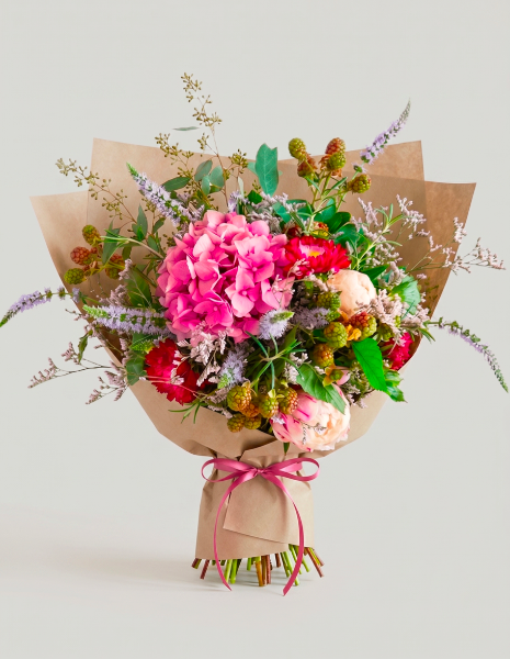 BOUQUET AMALIA Ortensia rosa, peonia rosa chiaro, veronica lilla con eucalipto