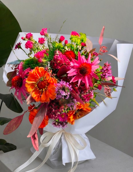 BOUQUET BENEDETTA zinnie arancio, echinacee fucsia, scabiose, verbena bonariensis