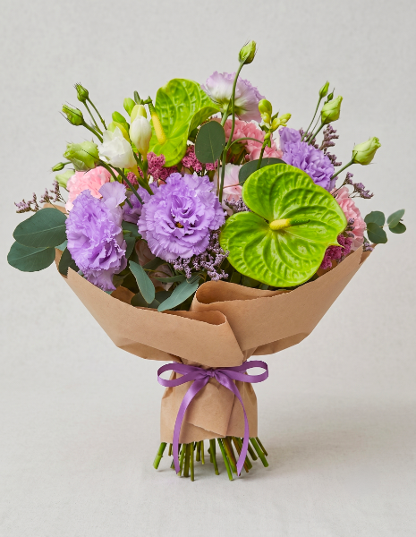 BOUQUET BERENICE Lisianthus lilla, anthurium pistacchio, garofani rosa ed eucalipto