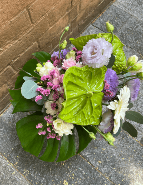 BOUQUET BERENICE Lisianthus lilla, anthurium pistacchio, garofani rosa ed eucalipto