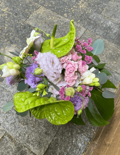 BOUQUET BERENICE Lisianthus lilla, anthurium pistacchio, garofani rosa ed eucalipto
