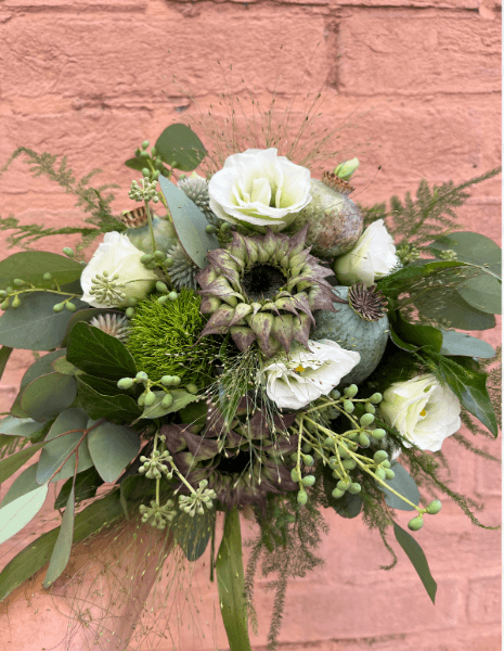 BOUQUET CECILIA Papaveri, girasoli scuri, lisianthus bianchi, echinops, eucalipto