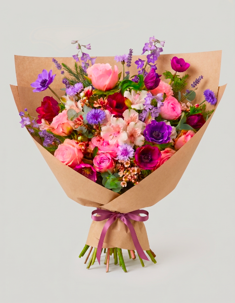 BOUQUET DOMITILLA Rose rosa, anemoni, delphinium, lavanda viola e rosa