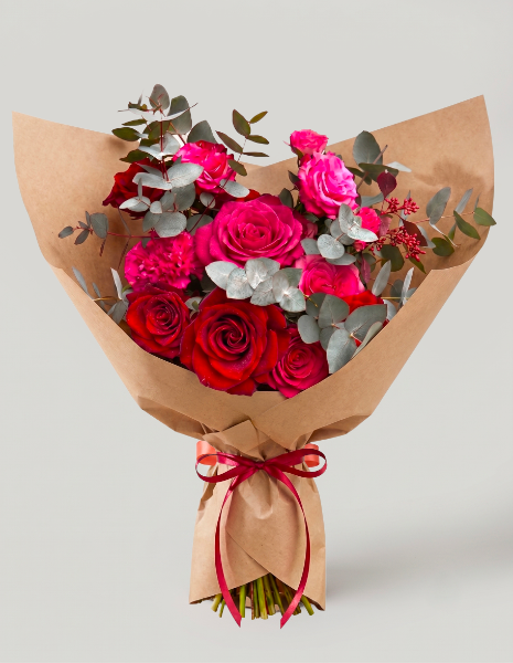 BOUQUET CASSIOPEA Rose rosse explorer rose fucsia Country Blues con eucalipto e bacche