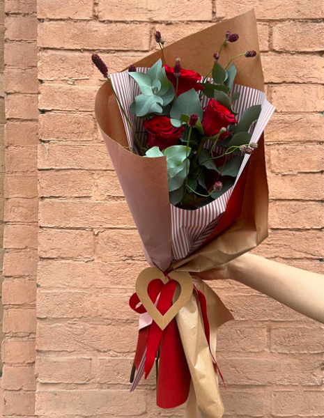 BOUQUET ARI 3 rose rosse con elementi naturali e verde stagionale