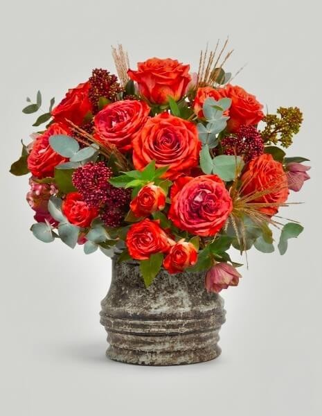 BOUQUET PRASSEDE Rose bronzo screziate e rosa antico, skimmia bordeaux, elleboro e graminacee