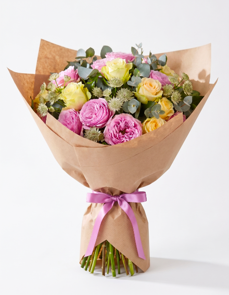BOUQUET EURIDICE Rose bianche e rose peony lilla con astrantia ed eucalipto