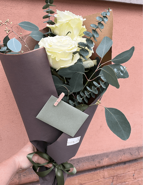 BOUQUET ATENA 3 rose bianche Mondial con eucalipto cinerea e Baby Blue