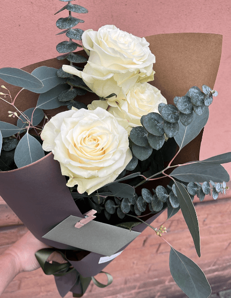 BOUQUET ATENA 3 rose bianche Mondial con eucalipto cinerea e Baby Blue