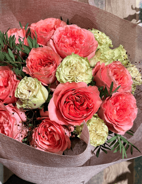 BOUQUET ANTIGONE Rose nelle tonalità del rosa, rose bianche, bacche decorative e verdi ornamentali