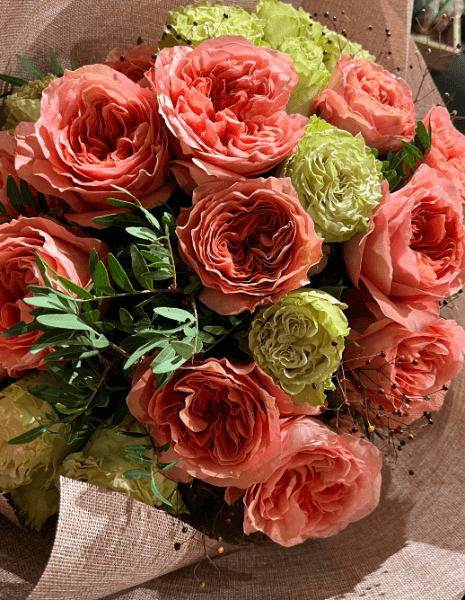 BOUQUET ANTIGONE Rose nelle tonalità del rosa, rose bianche, bacche decorative e verdi ornamentali