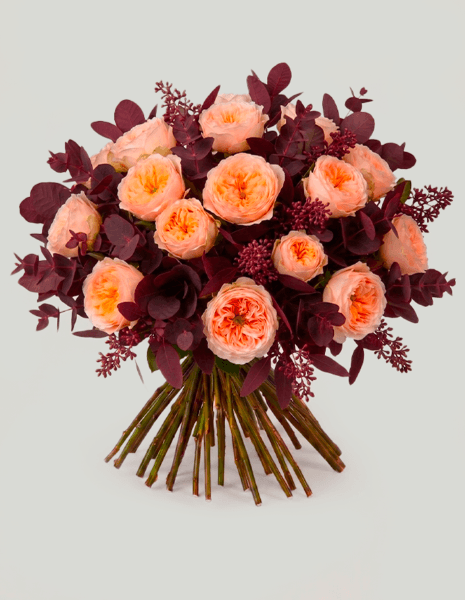 BOUQUET PERPETUA Rose inglesi color pesca con eucalipto bordeaux e bacche