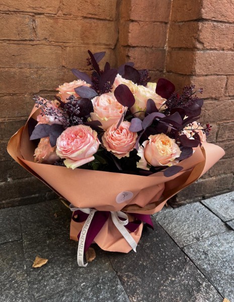 BOUQUET PERPETUA | S  - Rose inglesi color pesca con eucalipto bordeaux e bacche