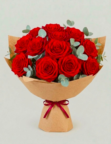 BOUQUET VERA 12 rose rosse Explorer a stelo lungo ed eucalipto