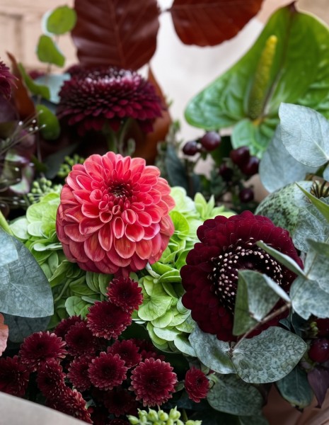 BOUQUET OFELIA | S - Gerbera bordeaux, dalia arancio, ortensia, anthurium, eucalipto e faggio
