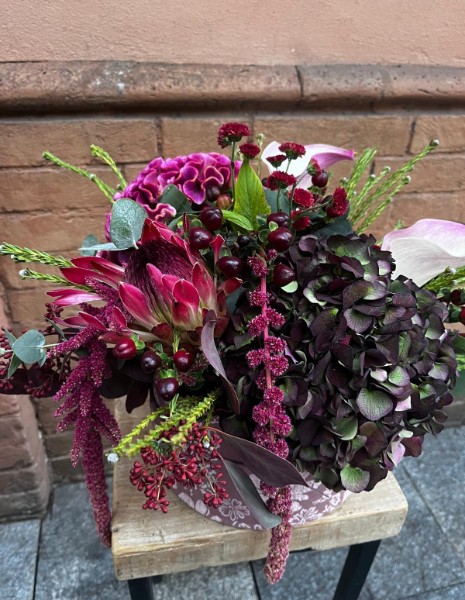 AMARANTO FLOWER BOX M - Protea, ortensia, celosia, calla, amaranto, crisantemi, iperico, skimmia