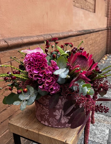 AMARANTO FLOWER BOX M - Protea, ortensia, celosia, calla, amaranto, crisantemi, iperico, skimmia