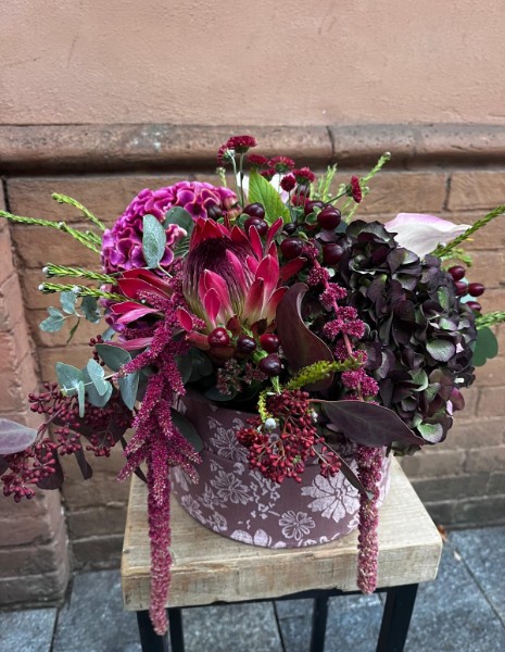AMARANTO FLOWER BOX M - Protea, ortensia, celosia, calla, amaranto, crisantemi, iperico, skimmia