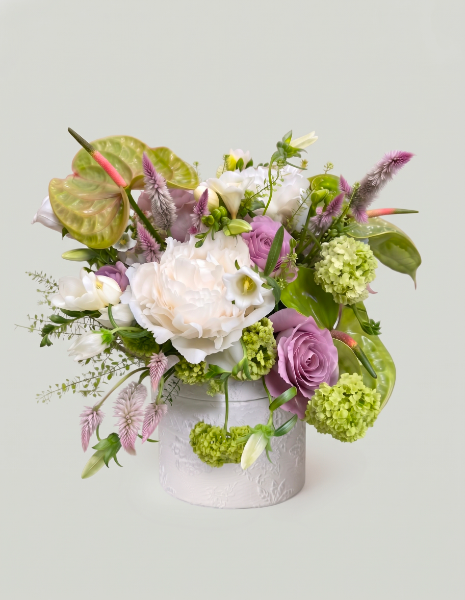 NUVOLA FLOWER BOX  Peonia bianca, rose lilla e rosa antico, anthurium, viburno e fresie bianche.