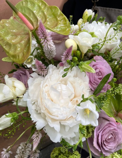 NUVOLA FLOWER BOX  Peonia bianca, rose lilla e rosa antico, anthurium verde, viburno e fresie