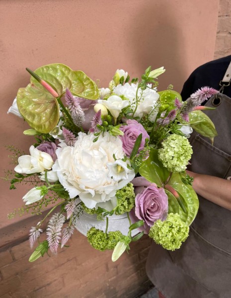 NUVOLA FLOWER BOX  Peonia bianca, rose lilla e rosa antico, anthurium verde, viburno e fresie
