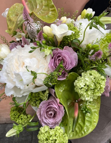NUVOLA FLOWER BOX  Peonia bianca, rose lilla e rosa antico, anthurium verde, viburno e fresie