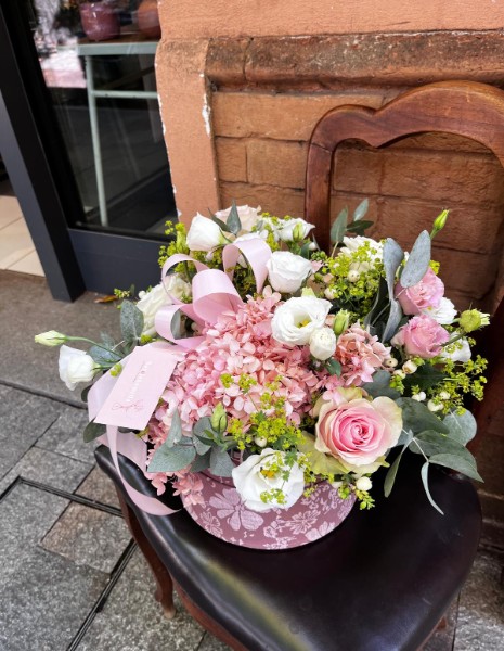 INCANTO FLOWER BOX Rose rosa, ortensie rosa, lisianthus bianchi, eucalipto e buplerum.